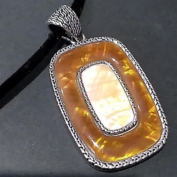 LIA SOPHIA || Mother of Pearl Inlay Pendant - Picture 2 of 14
